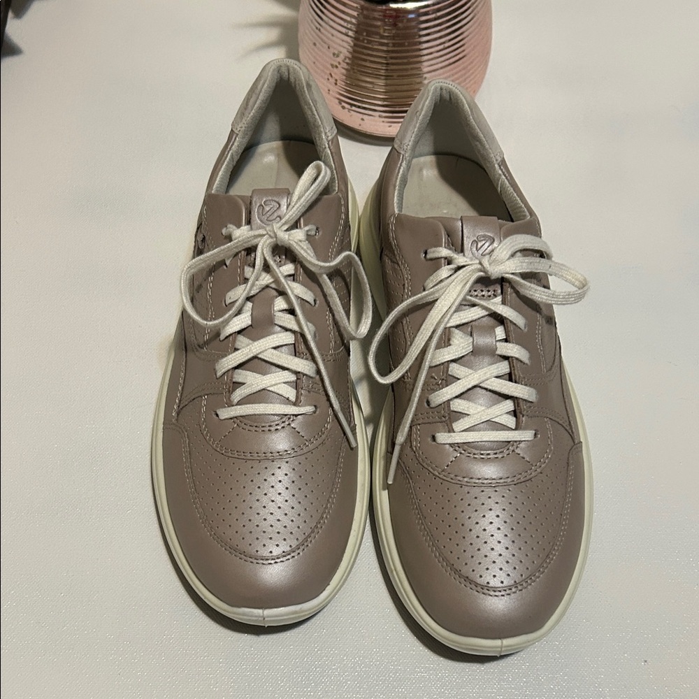 Ecco Women's Taupe Leather Lace-Up Sneakers with Cream Accents